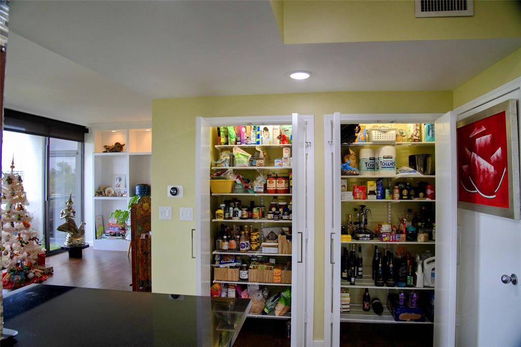 In the kitchen pantry, the ELFA storage system provides you with added flexibility and optimized solutions for all your goods.