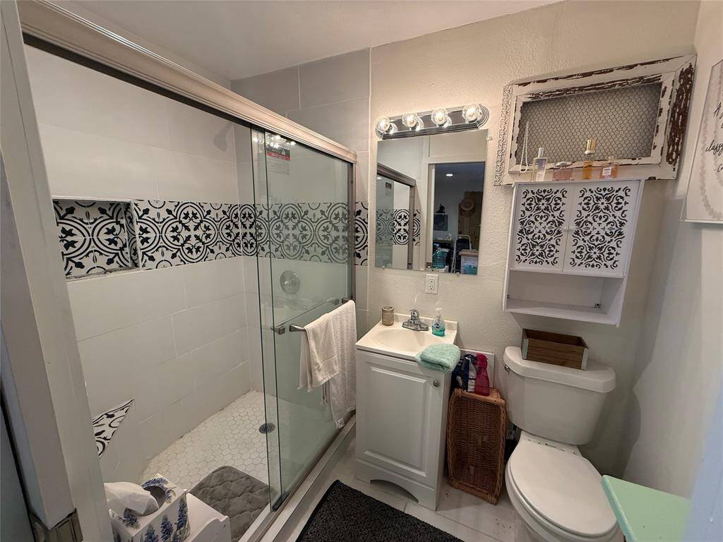 Garage apartment bathroom