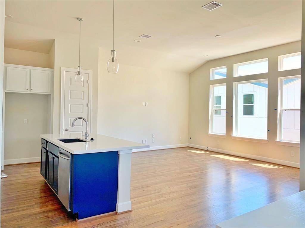 Large open area - Kitchen with breakfast bar - family and breakfast area