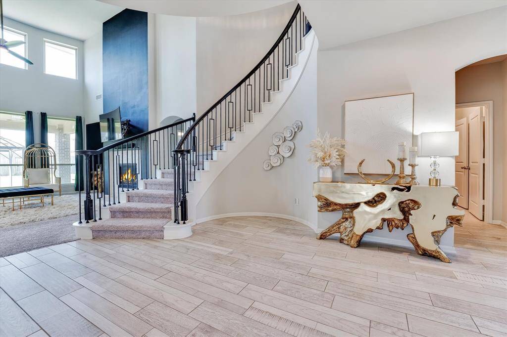 Elegant curved stair case