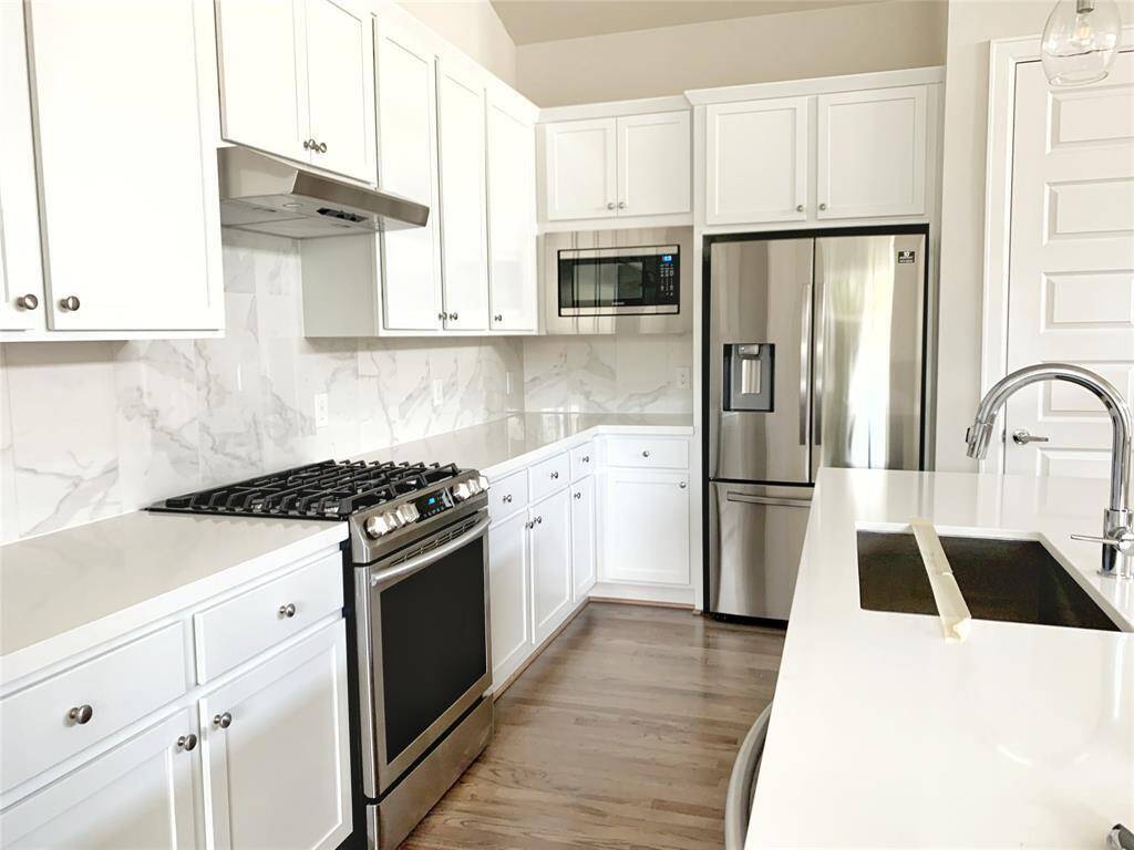 Kitchen - with refrigerator