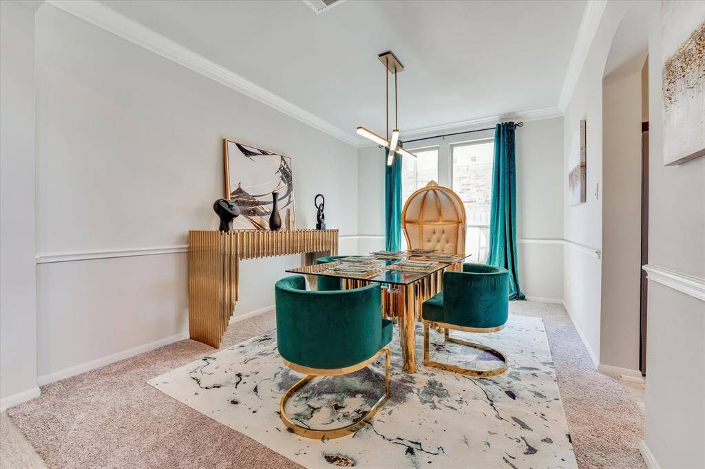 Elegant Rotunda with curved stair case boasts of luxury!!