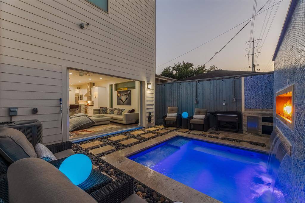 Pool Glass Wall Open