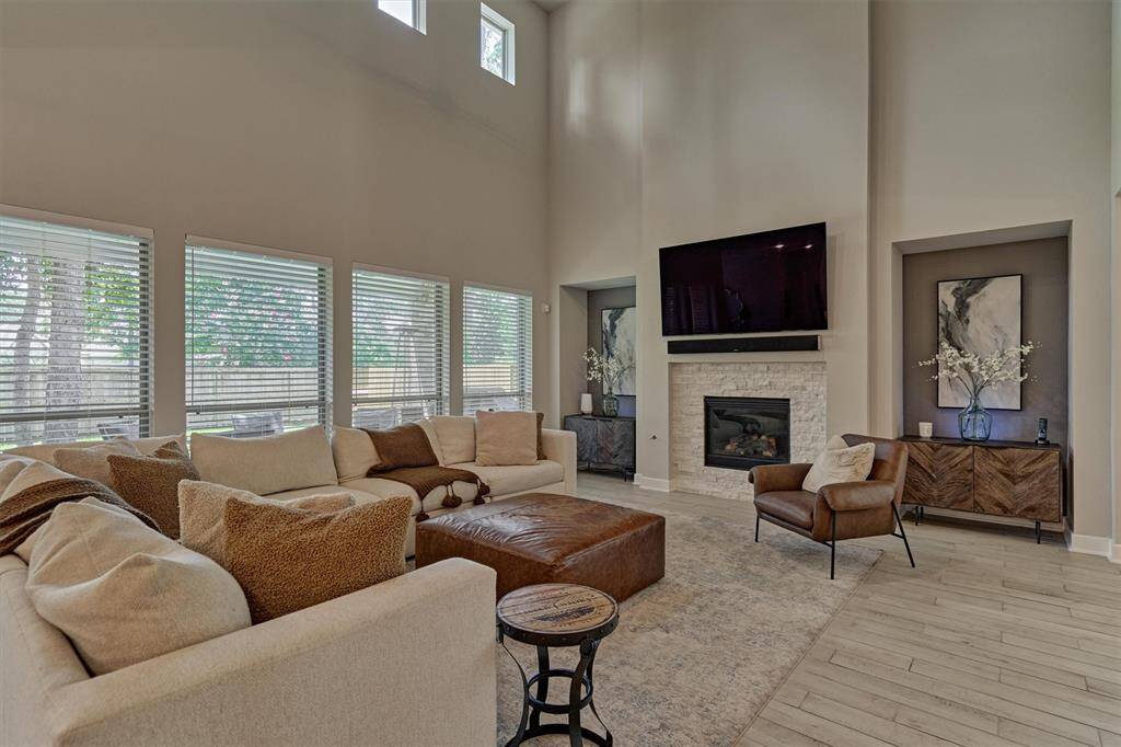 The Famiy Room Offers A Tall Ceiling, Striking Stone Fireplace, Accent Walls, And Lots Of Natural Light.