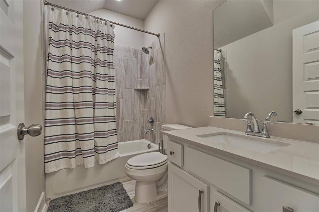 The Second Upstairs En Suite Full Bath Features The Same Finishes As The Other Upstairs Bath.