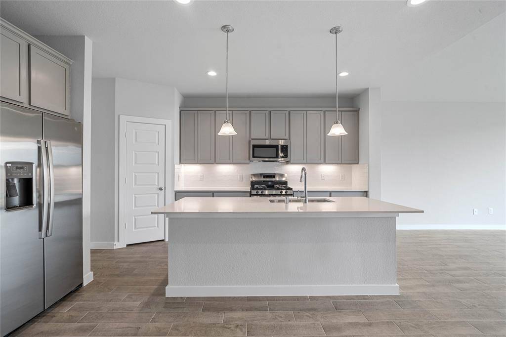 Another view of this gorgeous and spacious kitchen!