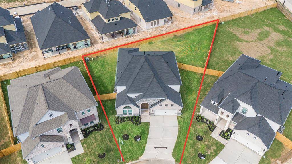 This home sits on a large CUL-DE-SAC lot with ample yard space in front and the back, lush landscaping, a well-maintained yard.