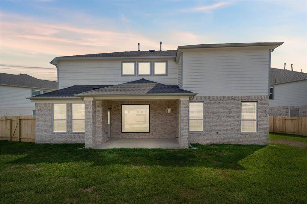 Come and see this spacious backyard with beautiful covered patio!! There is plenty of room for the kids to play and adults to relax! Perfect for your outdoor living space, patio furniture, bbq pit, and so much more! The possibilities are endless!