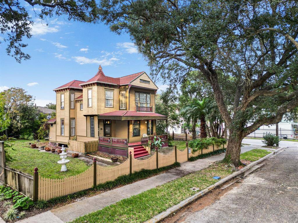 Love the street view & beautiful shade from the tree