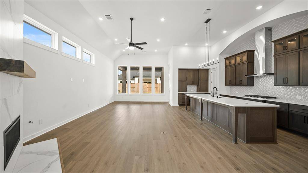 5215FremontDrive215E006