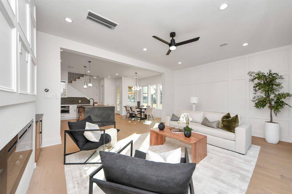 The accent wall facing the fireplace adds a striking focal point, enhancing the room’s elegance with seamless Houstonian craftsmanship throughout.