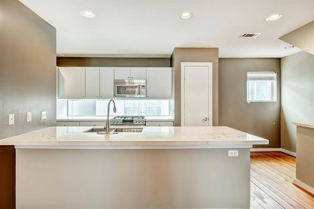 Beautiful Stile Stone breafast/serve counter tops to serve your guest, large pantry and lots of storage ,SS appliances ,gas range make this kitchen a cooks delight.