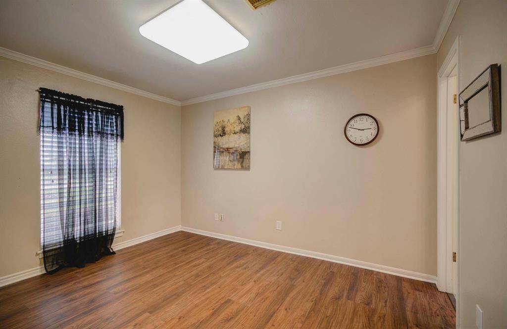Extra room downstairs/flex room