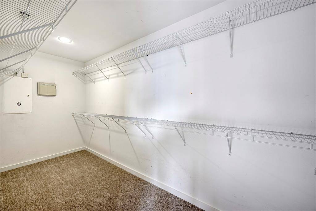 Here is your amazing Gigcantic primary closet.