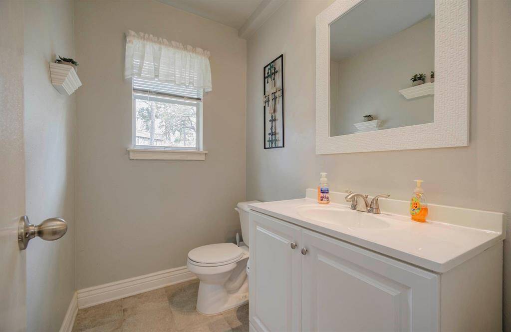 1/2 bath downstairs