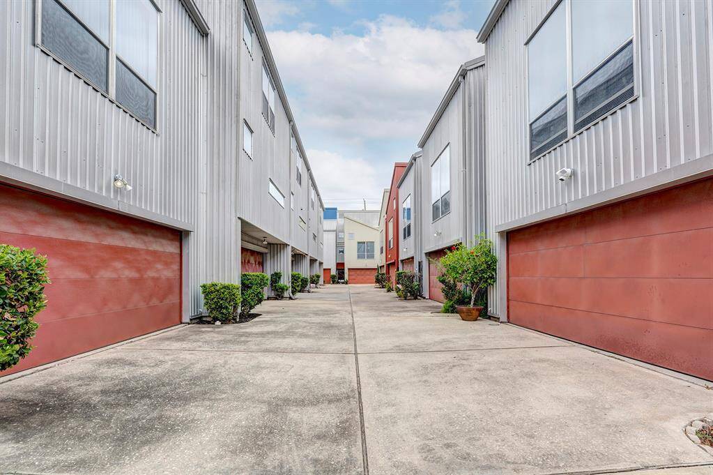 Easy puling into your 2 car garage . Home is within walking distance to Bethal Park, restaurants and shops.