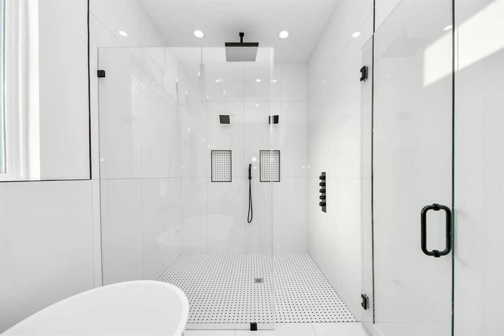 Freshen up in style in your huge shower, featuring 24x48-inch tiles and two built-in nooks, one for each shower head. With all the controls conveniently placed to the side, it's a thoughtful and intelligent design for ease and comfort.