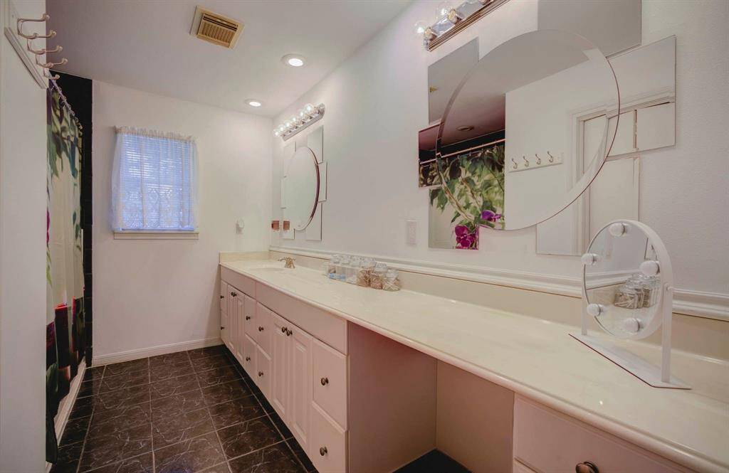 2nd Bathroom upstairs