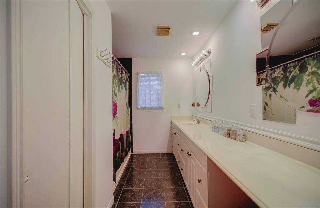 Primary bathroom w jacuzzi tub