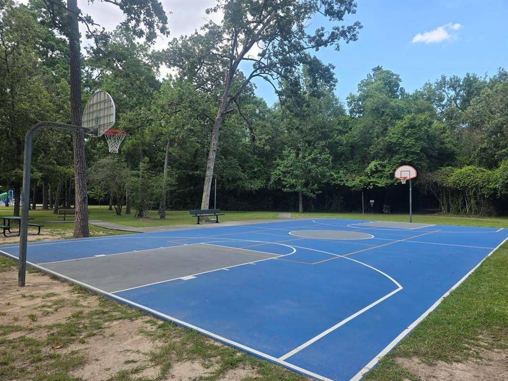 Walking distance Basketball court