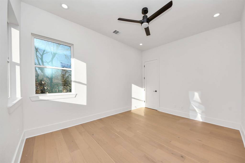 Ample natural light with courtesy of the several windows.