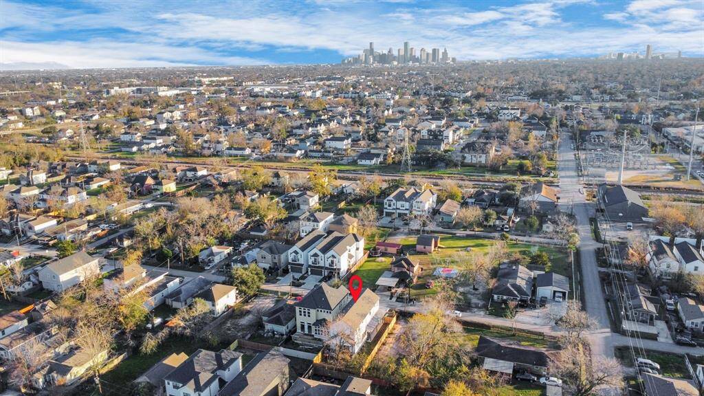 809 E 38th is surrounded by new construction. The Houston skyline highlights the home's close proximity to downtown.