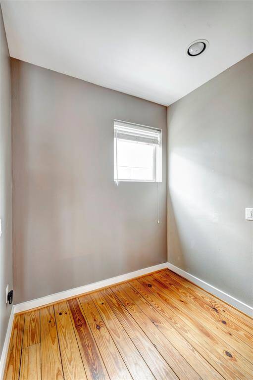 Coming up the stais is the breakfast area off kitchen.(you also has a formal dining area off the living area..