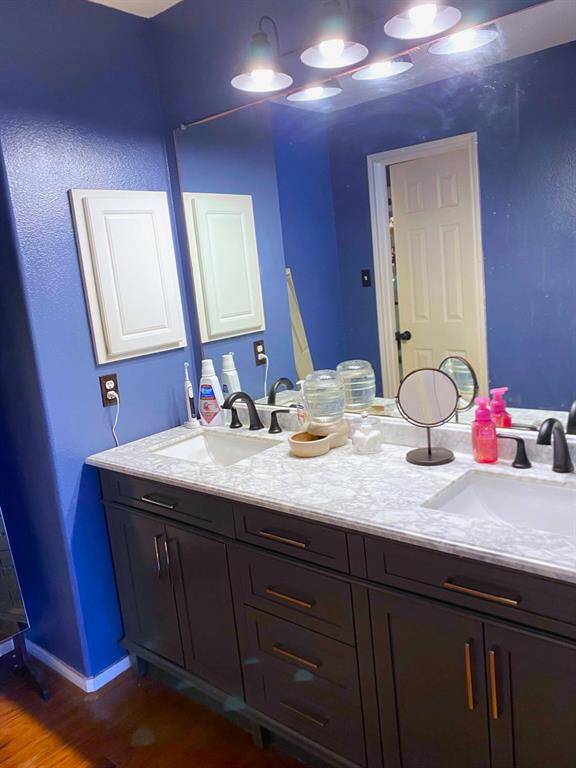 Upstairs full bathroom.