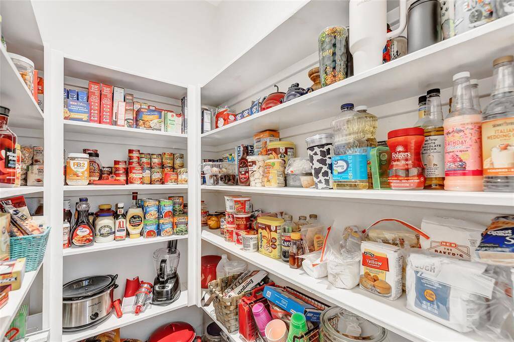 walk-in-pantry