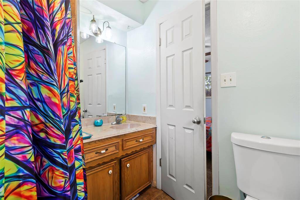 MASTER BATH HAS FREESTANDING SHOWER