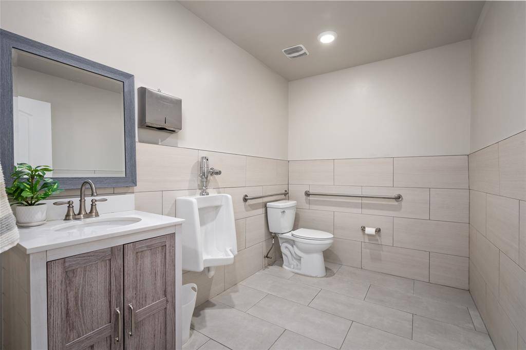 Restroom with toilet and Urinal and Accessible