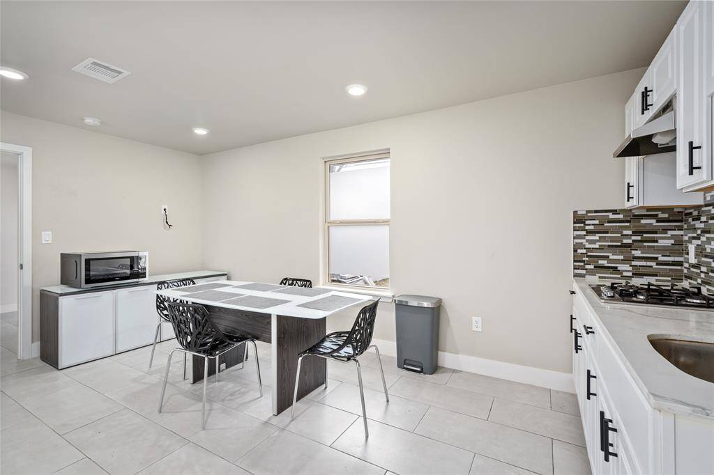 Great Kitchen with plenty of space for table and storage cabinets