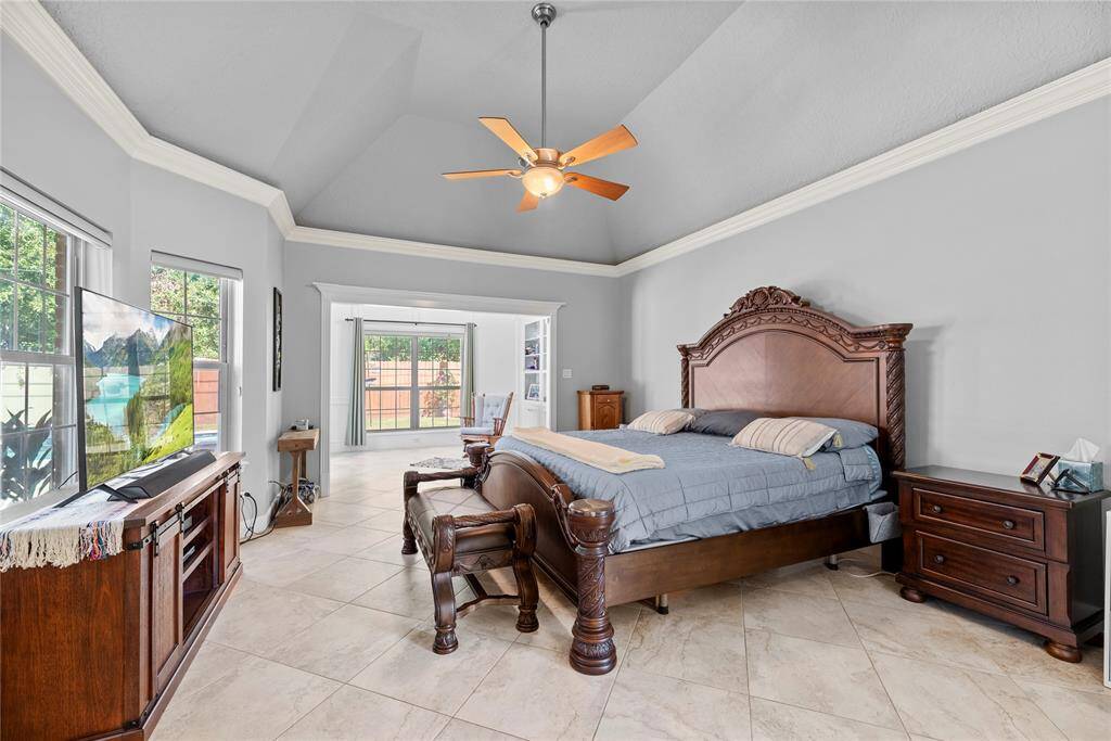 How perfect is this primary space? Spacious and bathed in natural light, this expansive area is perfect for crafting your own private retreat.