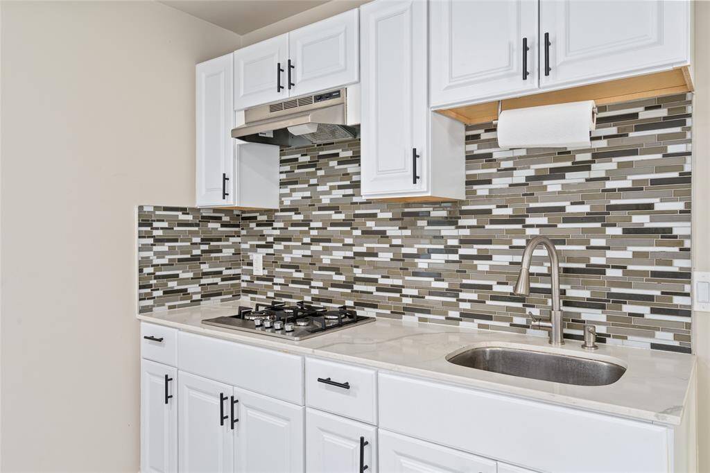 Very nicely remodeled Kitchen with gas cooktop and Quartz Countertops.