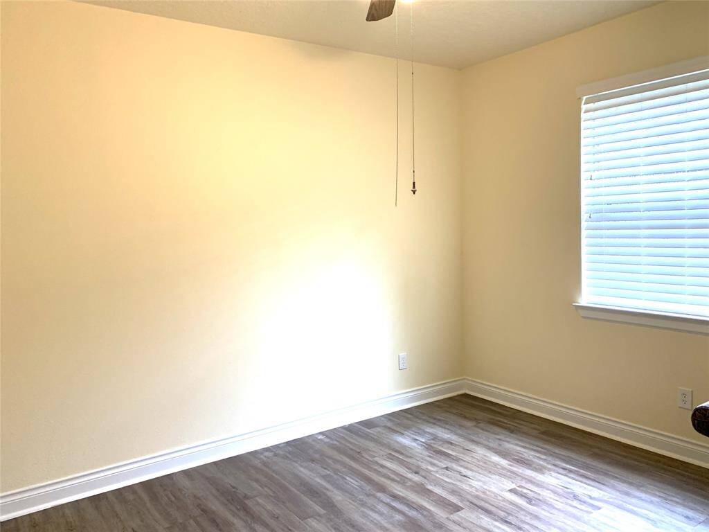 breakfast area to kitchen