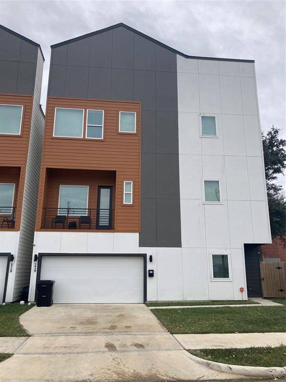 2 car garage, side yard