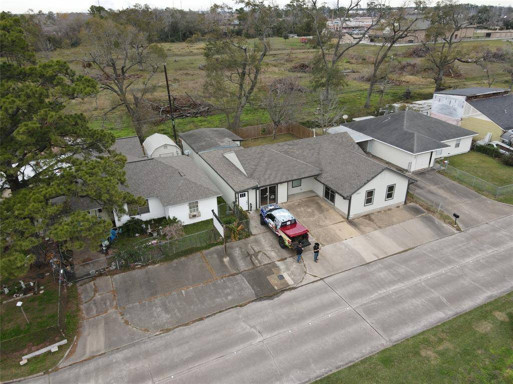 The parking space to the left can be rented from the Homeowner with an acceptable offer.