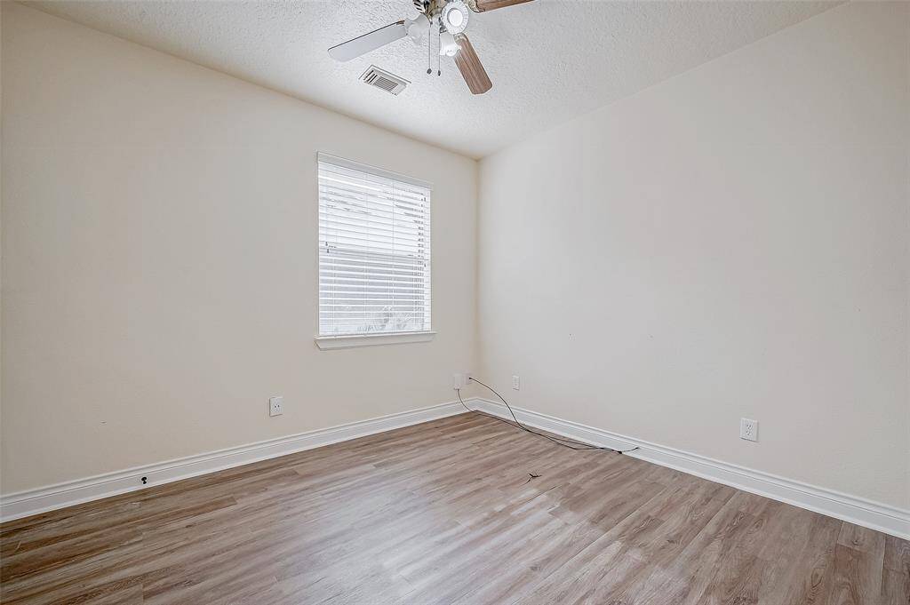 middle bedroom