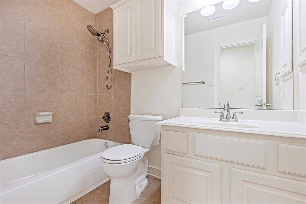 One of the 2 secondary bathroom