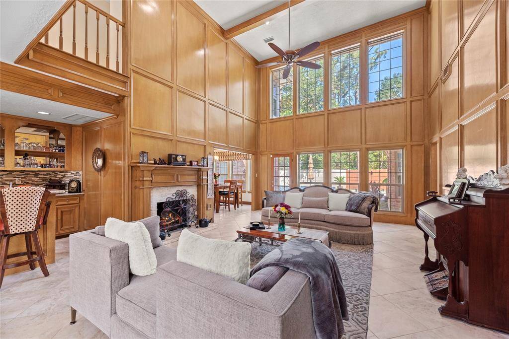 A chic living room space flooded with natural light is absolutely delightful! High or intricately designed ceilings can draw the eye upward, adding a sense of grandeur and elegance to the room.