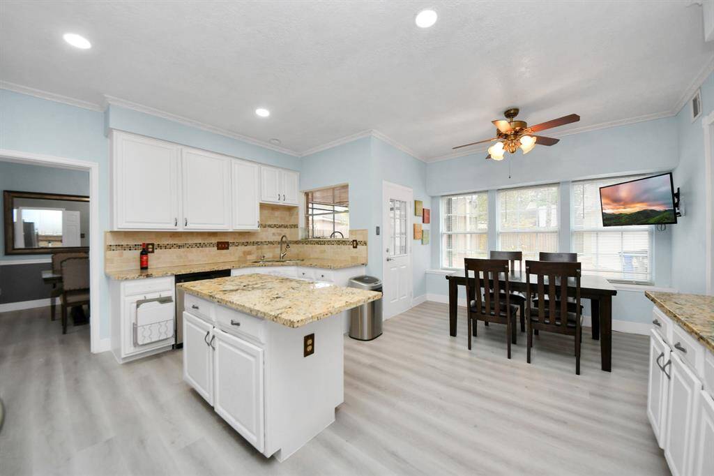 Kitchen w/ Island