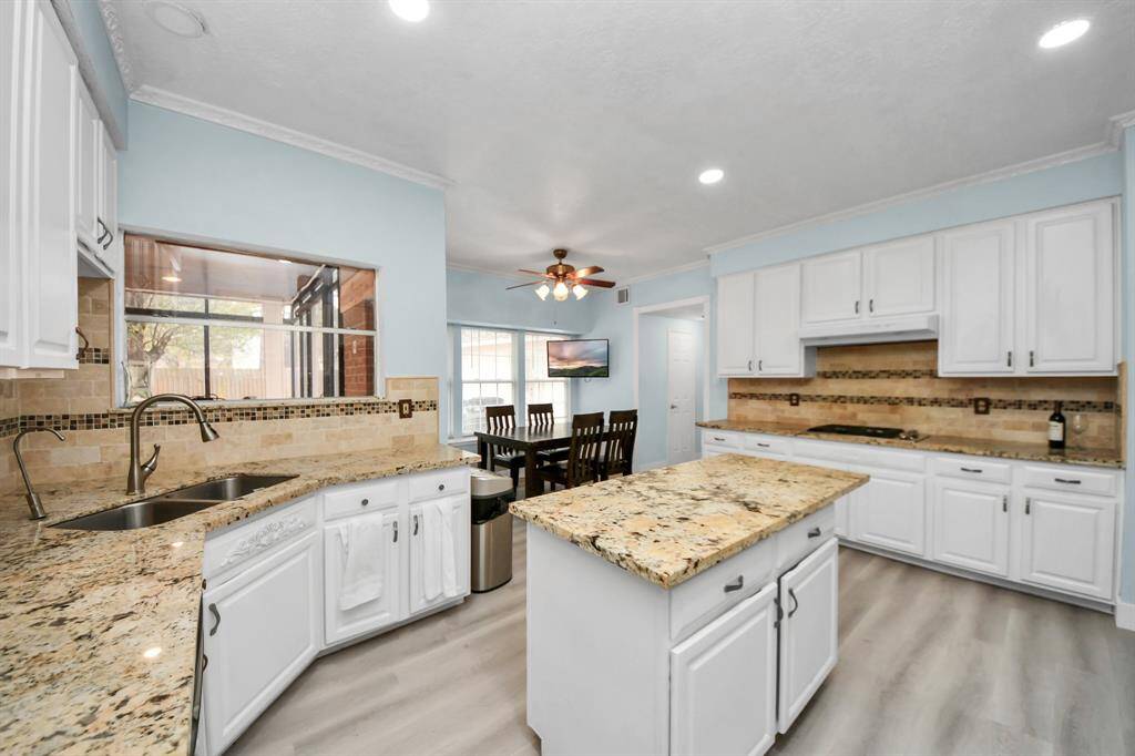 Kitchen w/ Island