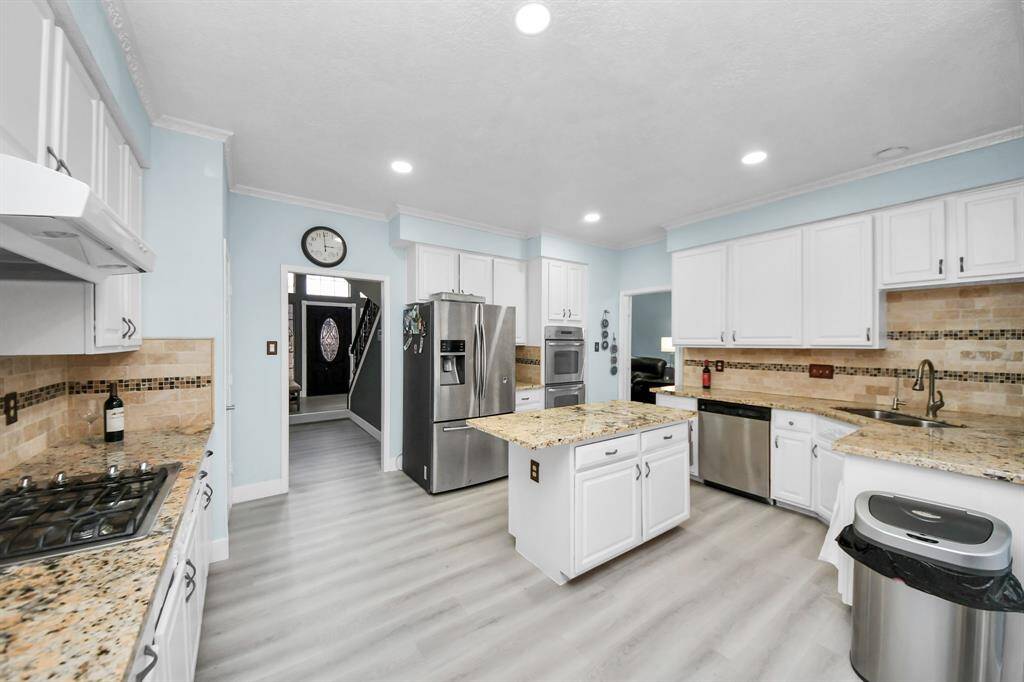 Kitchen w/ Island