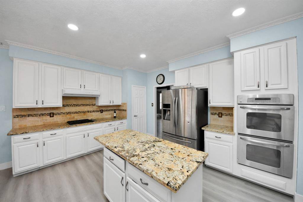Kitchen w/ Island