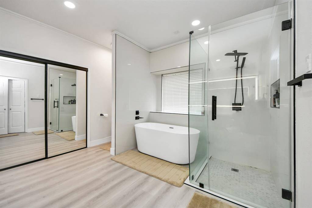 Large Soaking Tub & Separate Shower