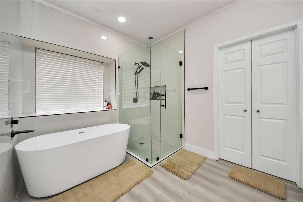 Large Soaking Tub & Separate Shower