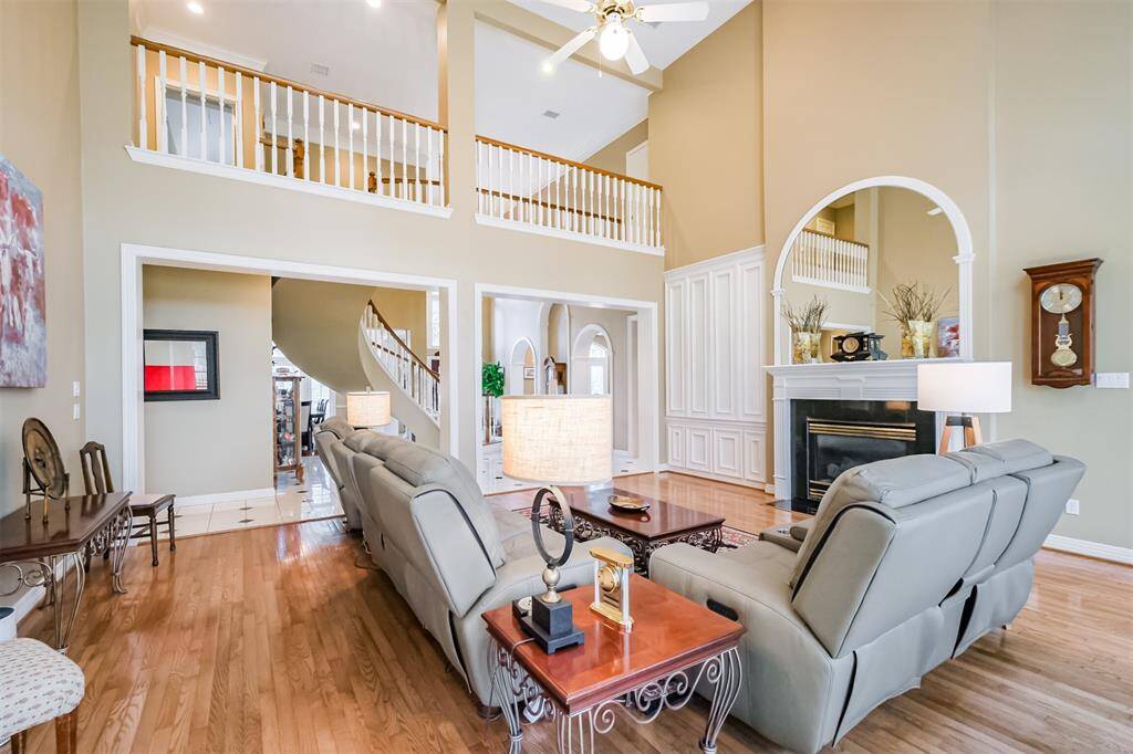 START YOUR MORNINGS IN THIS BRIGHT AND CHEERY BREAKFAST AREA WITH DIRECT ACCESS TO YOUR OUTDOOR OASIS.
