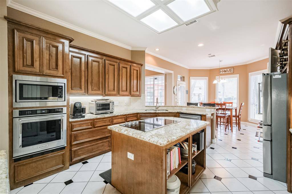 MODERN AND SLEEK STAINELESS STEEL APPLIANCES MAKE COOKING A DELIGHT.