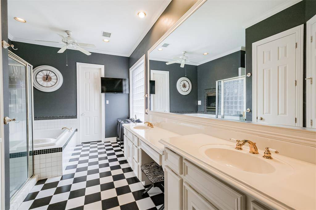 UNWIND IN THE JETTED BATHTUB, SURROUNDED BY SOPHISTICATED TILE ACCENTS THAT ADD A UNIQUE TOUCH TO YOUR PERSONAL SPA EXPERIENCE.
