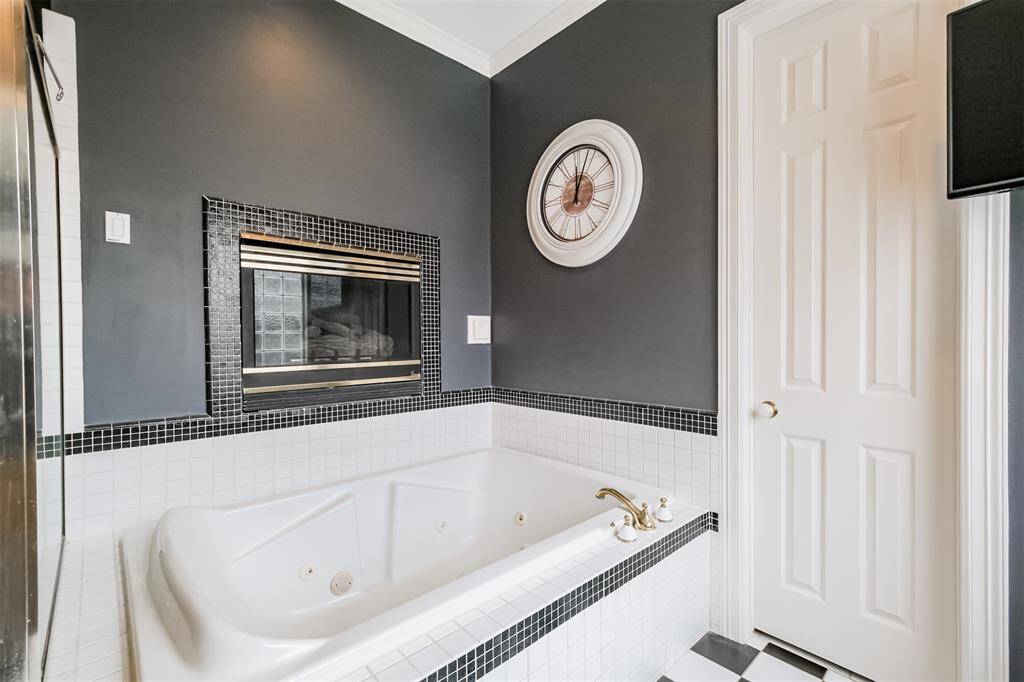 YOUR PRIMARY BATHROOM OFFERS PLENTY OF CABINET SPACE, DESIGNED TO MEET ALL YOUR STORAGE AND STYLING NEEDS.